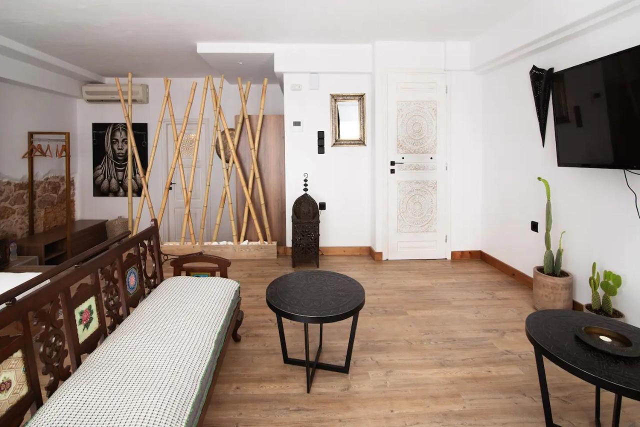 Appartement Hard Loft διακοσμημένο σε λευκό φόντο.