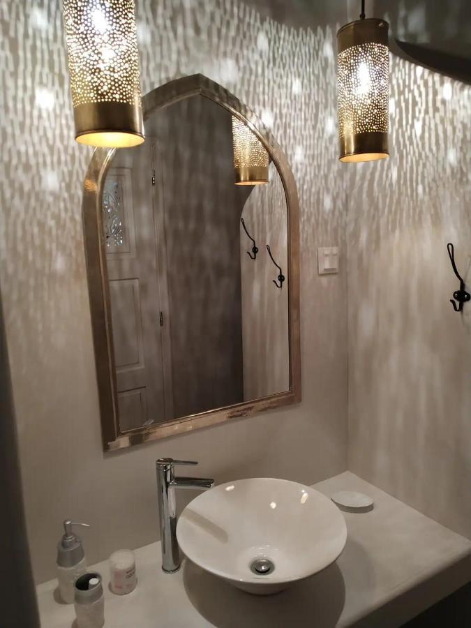 Hard Loft διακοσμημένο σε λευκό φόντο. Apartment Athens