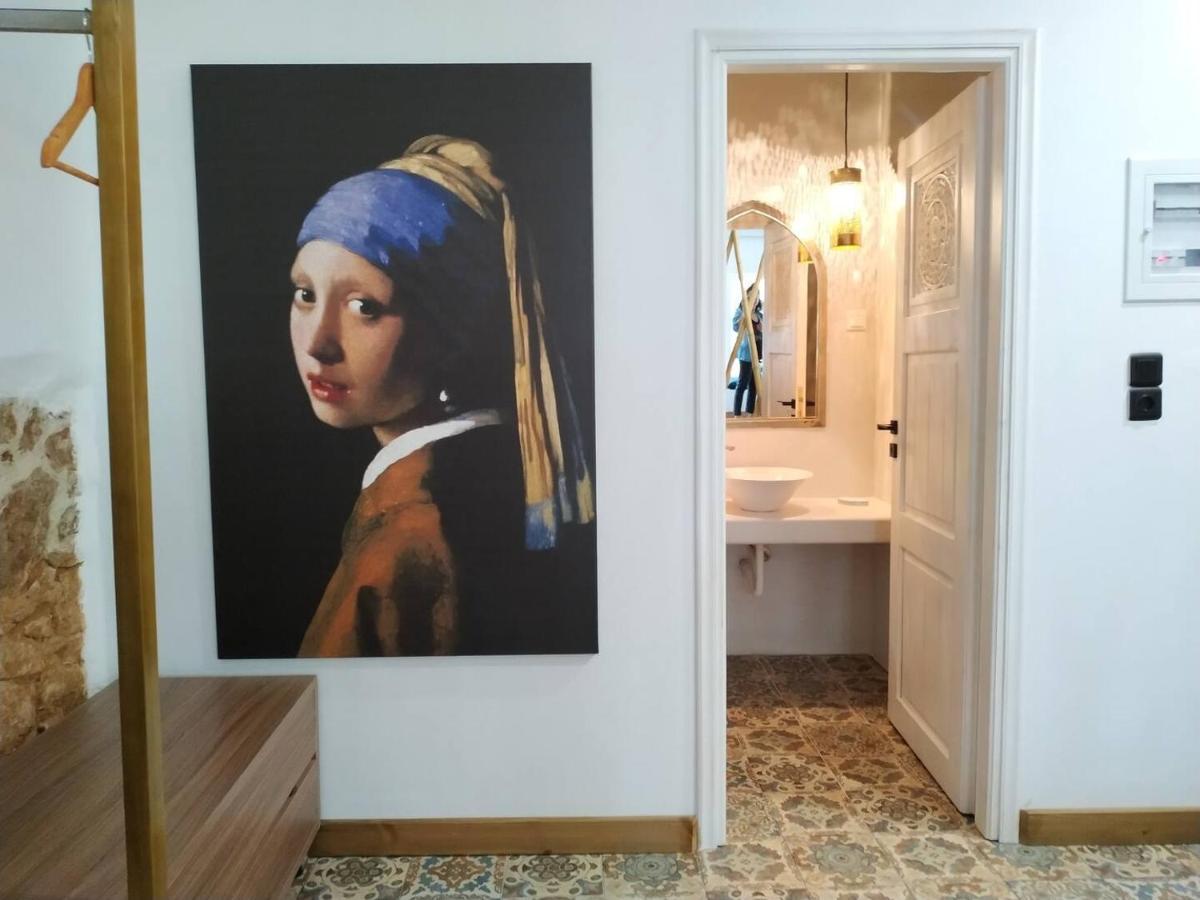 Hard Loft διακοσμημένο σε λευκό φόντο. Athènes