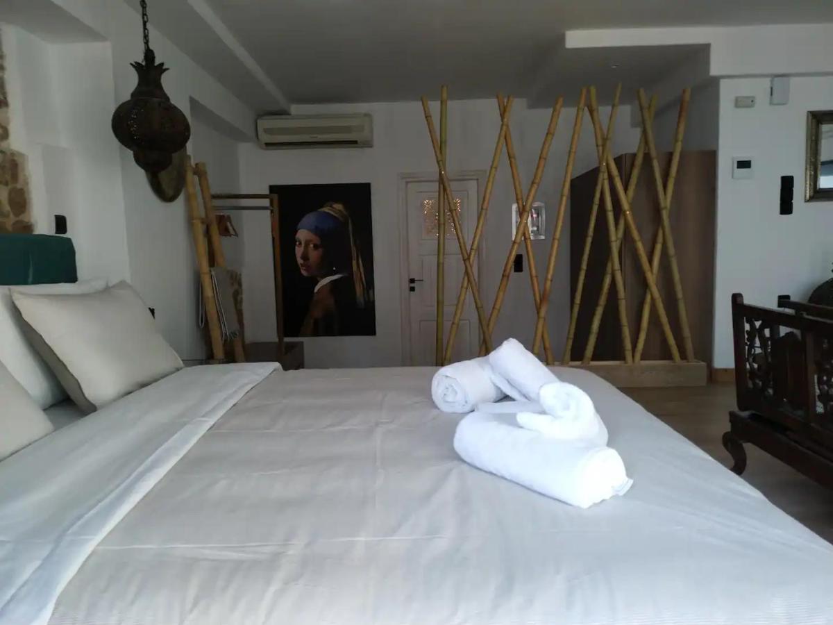 Hard Loft διακοσμημένο σε λευκό φόντο. Apartment Athens