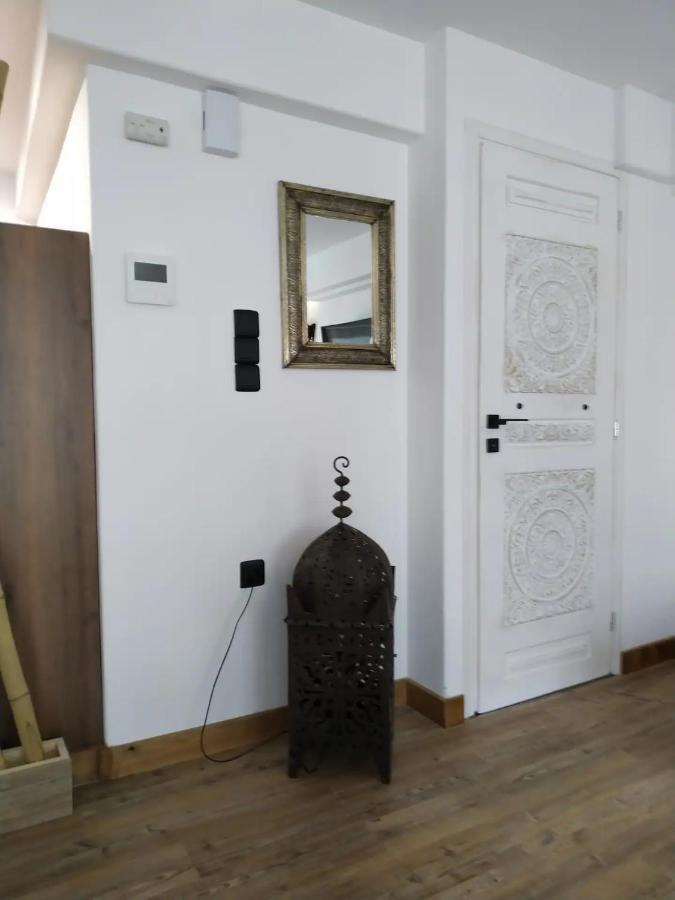 Hard Loft διακοσμημένο σε λευκό φόντο. Athènes