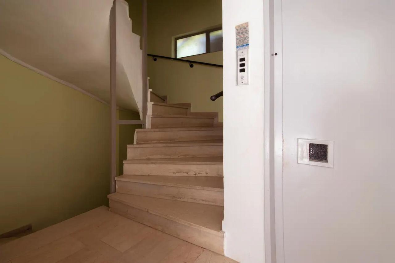 Appartement Hard Loft διακοσμημένο σε λευκό φόντο.