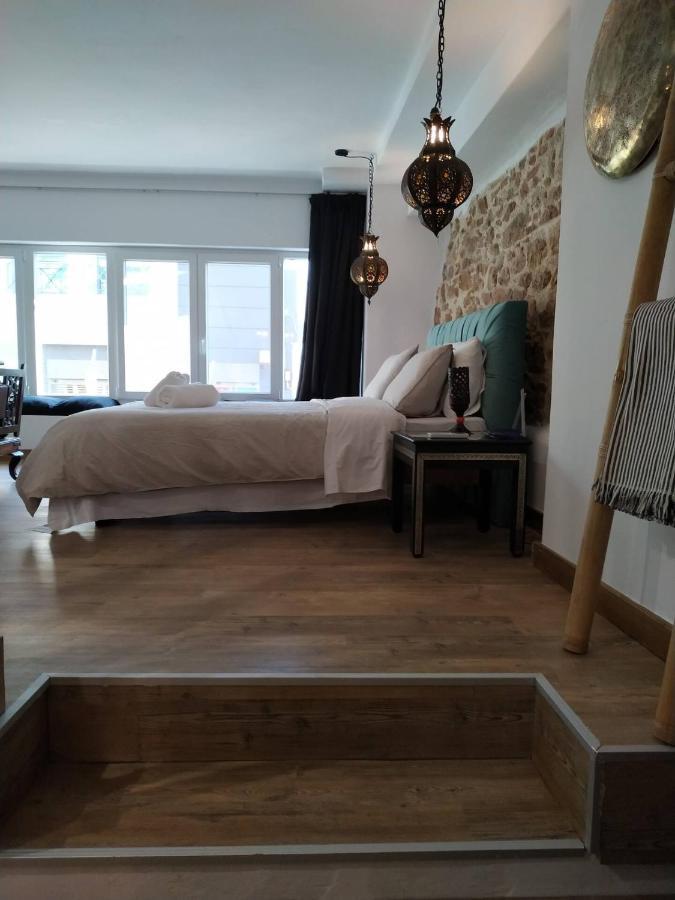 Appartement Hard Loft διακοσμημένο σε λευκό φόντο. *