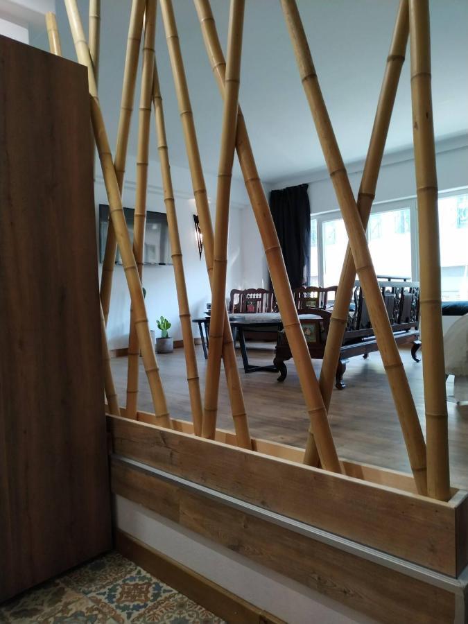 Appartement Hard Loft διακοσμημένο σε λευκό φόντο.