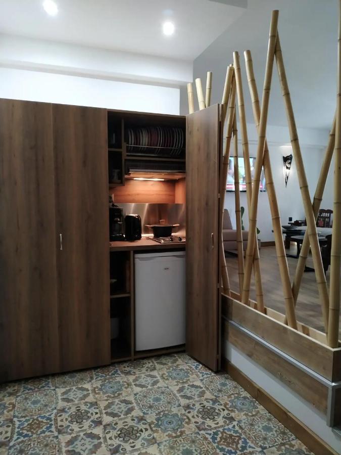 Apartment Hard Loft διακοσμημένο σε λευκό φόντο. *
