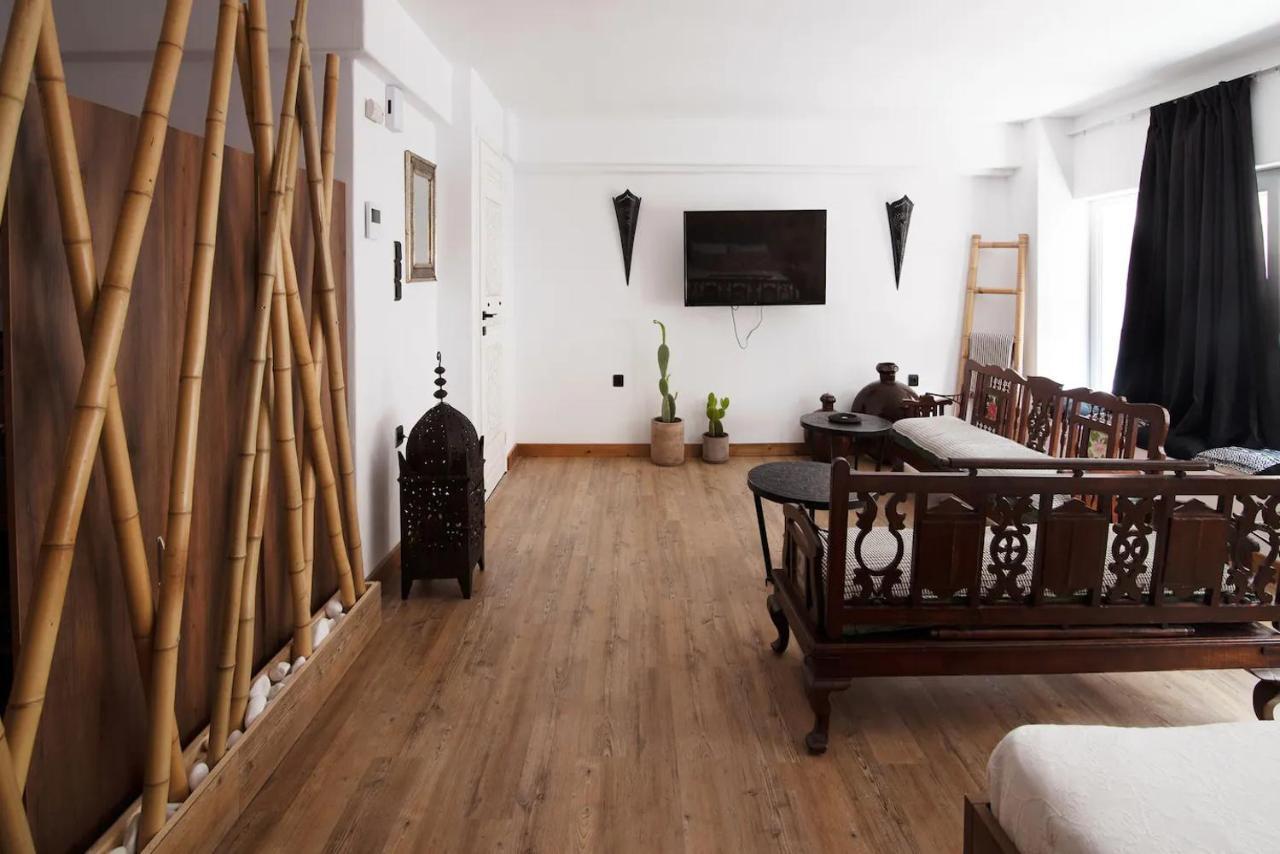 Hard Loft διακοσμημένο σε λευκό φόντο. Apartment *