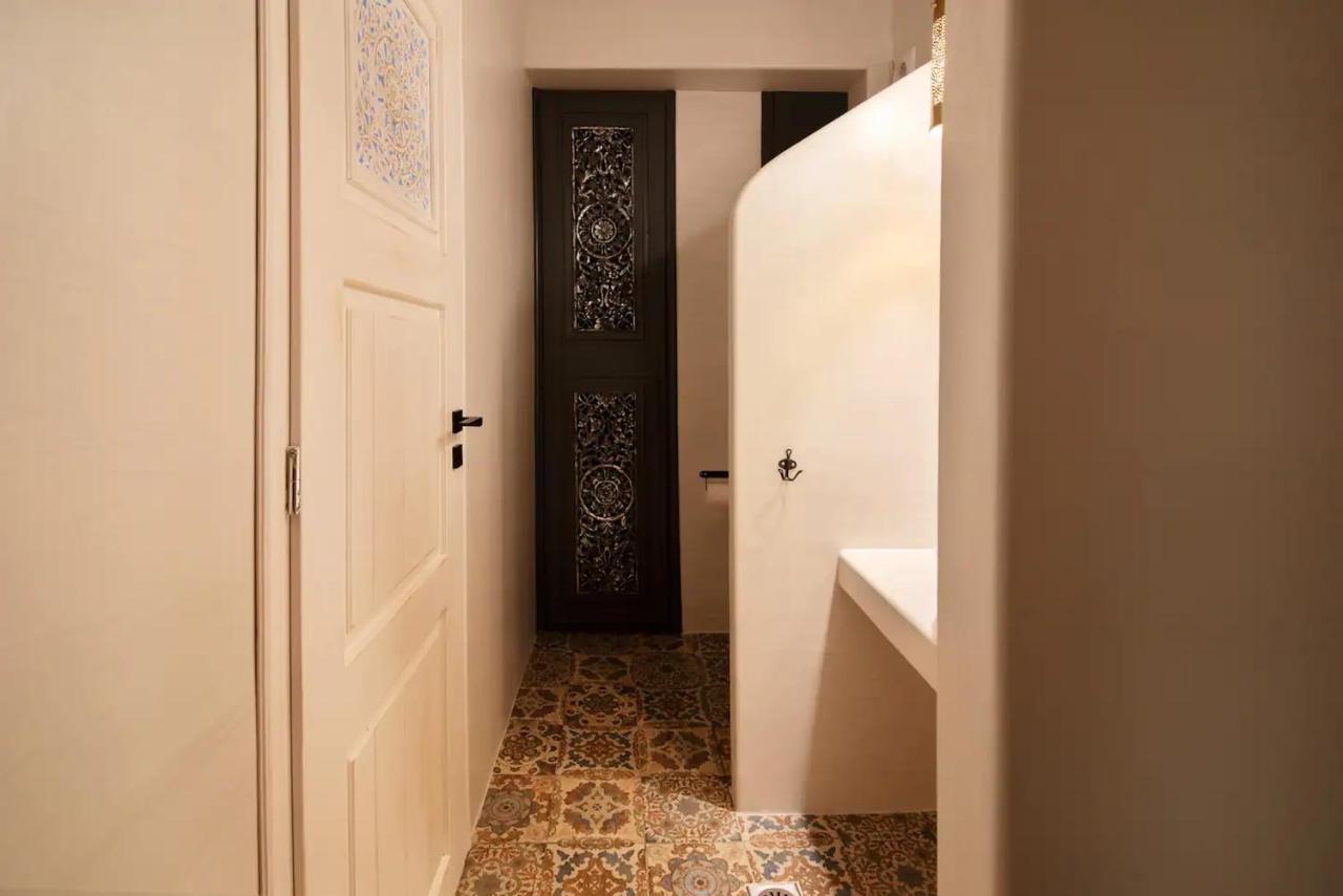 Appartement Hard Loft διακοσμημένο σε λευκό φόντο. Athènes