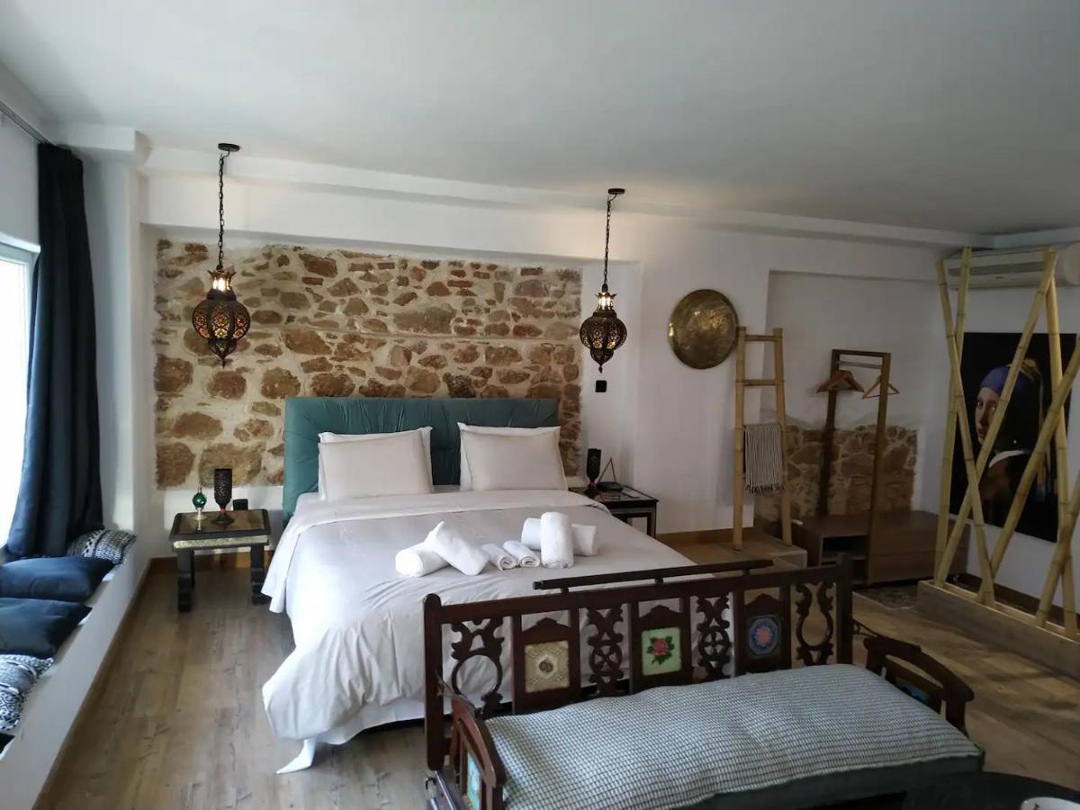 Apartment Hard Loft διακοσμημένο σε λευκό φόντο. *
