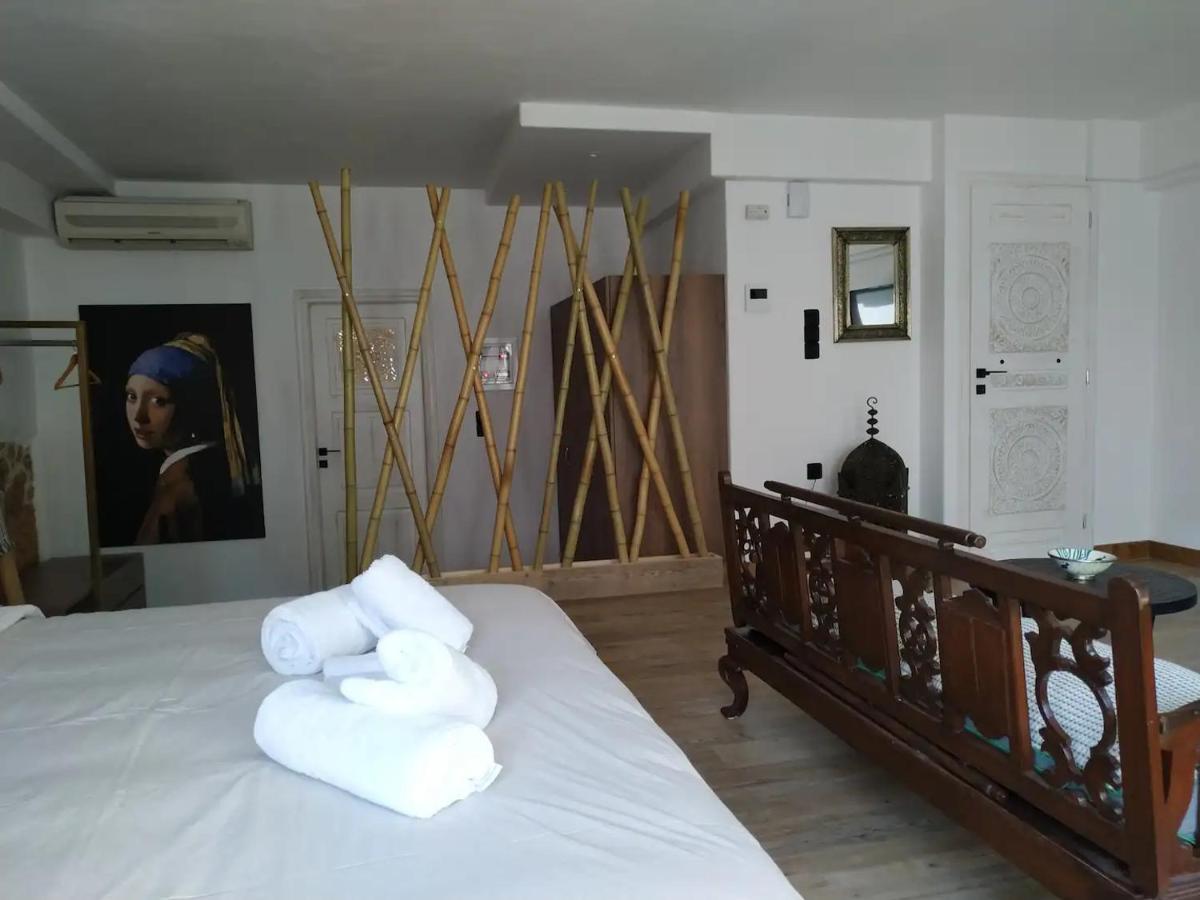Hard Loft διακοσμημένο σε λευκό φόντο.