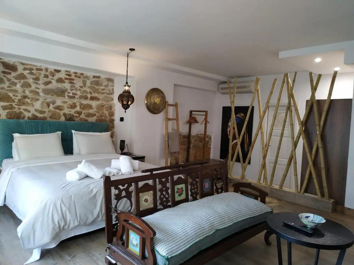 Appartement Hard Loft διακοσμημένο σε λευκό φόντο. Athènes