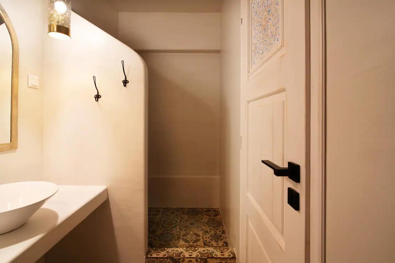 Appartement Hard Loft διακοσμημένο σε λευκό φόντο.