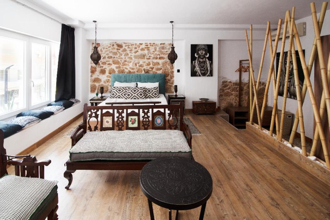 Hard Loft διακοσμημένο σε λευκό φόντο. Athènes